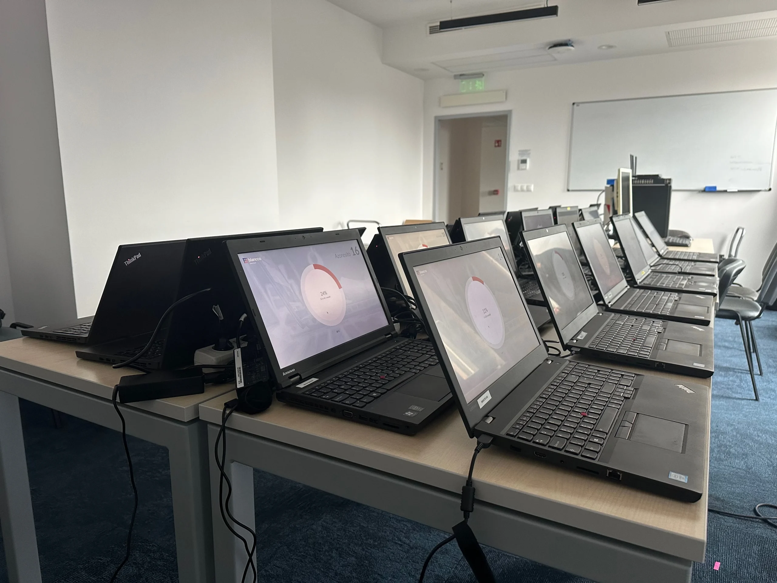 Blancco adattörlés irodai laptopokból Blancco szoftveres adattörlés folyamatban – irodai laptopok párhuzamos törlése