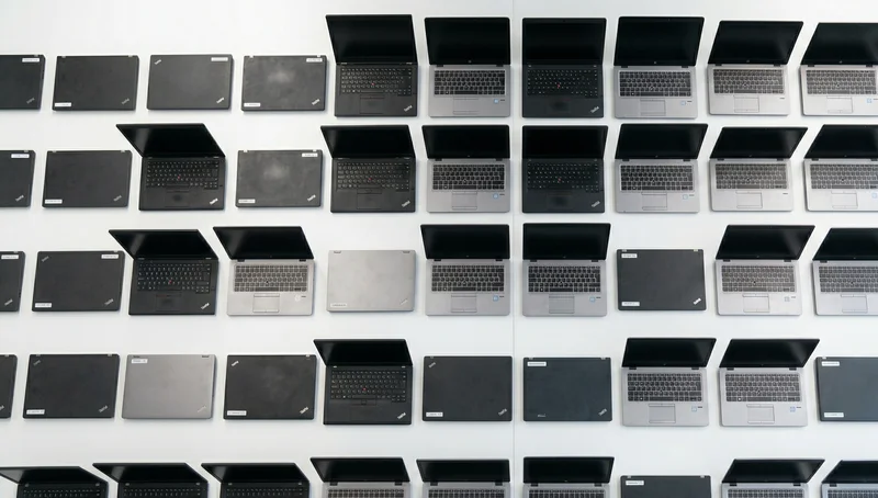Használt céges laptopok polcon felvásárlásra várva — Data Destroy IT eszköz felvásárlás