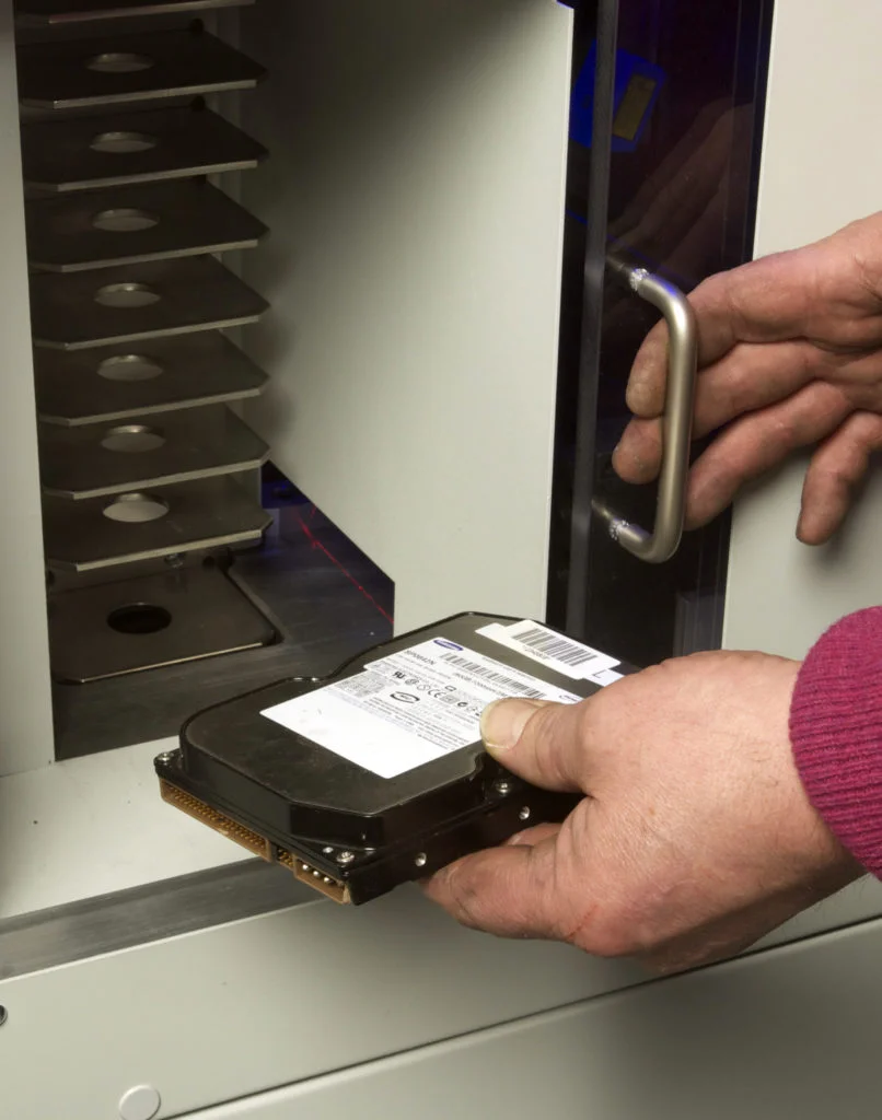 MAXXeGUARD adathordozó betöltés a megsemmisítő berendezésbe