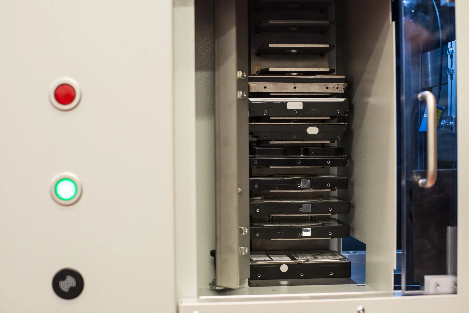 MAXXeGUARD megsemmisített adathordozó darabok DIN 66399 szabvány szerint