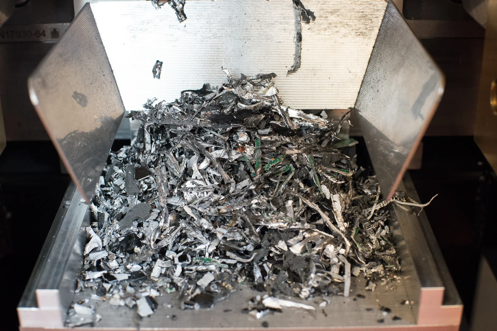 MAXXeGUARD fizikai adathordozó-megsemmisítő működés közben